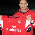 Giroud signs for Arsenal.